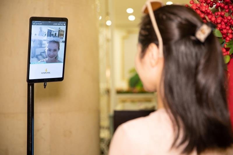 Du khach thich thu 'check-in bang mat' tai Nha Trang hinh anh