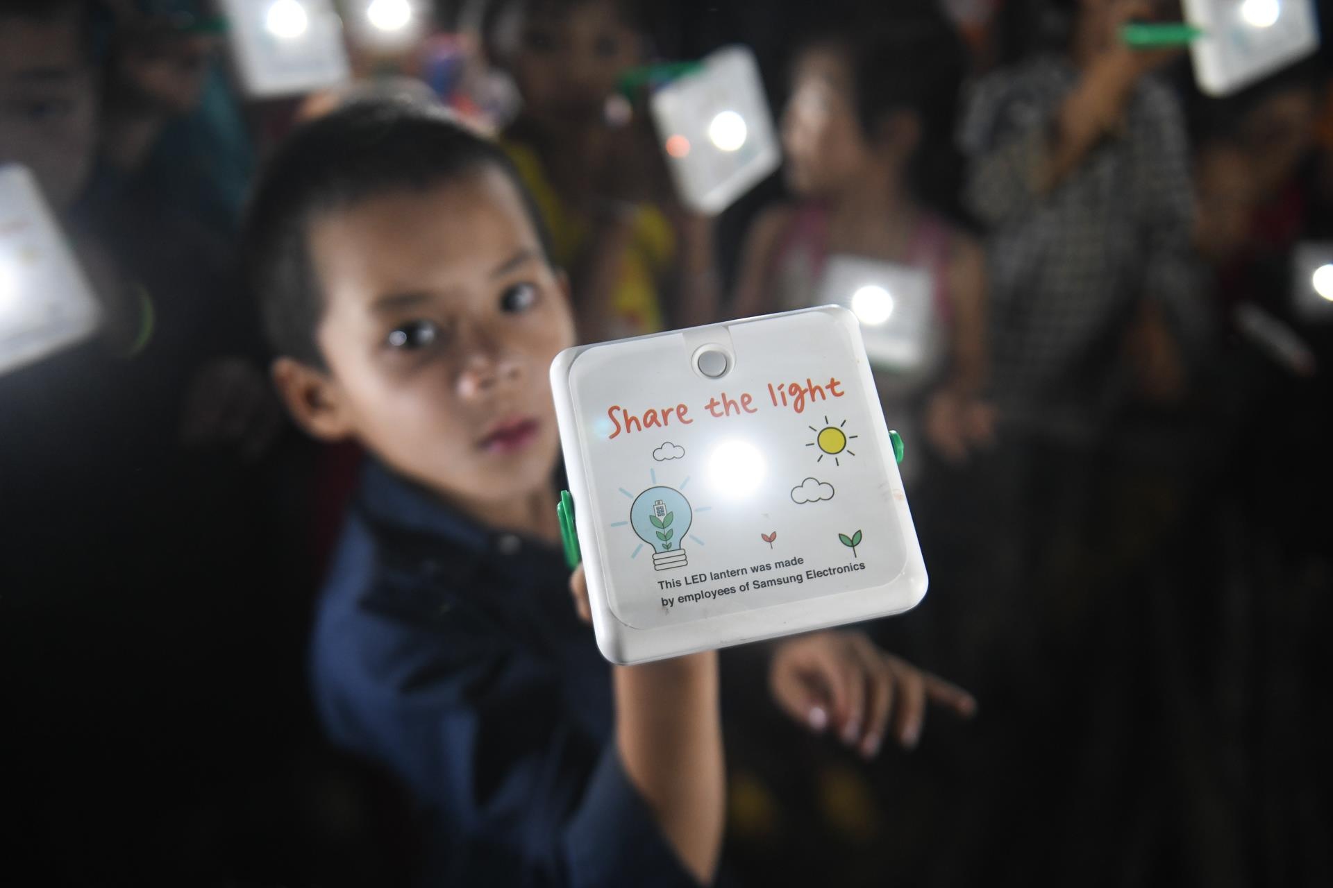 Samsung tiep tuc mang 'Mat troi mo uoc' den cac vung xa hinh anh