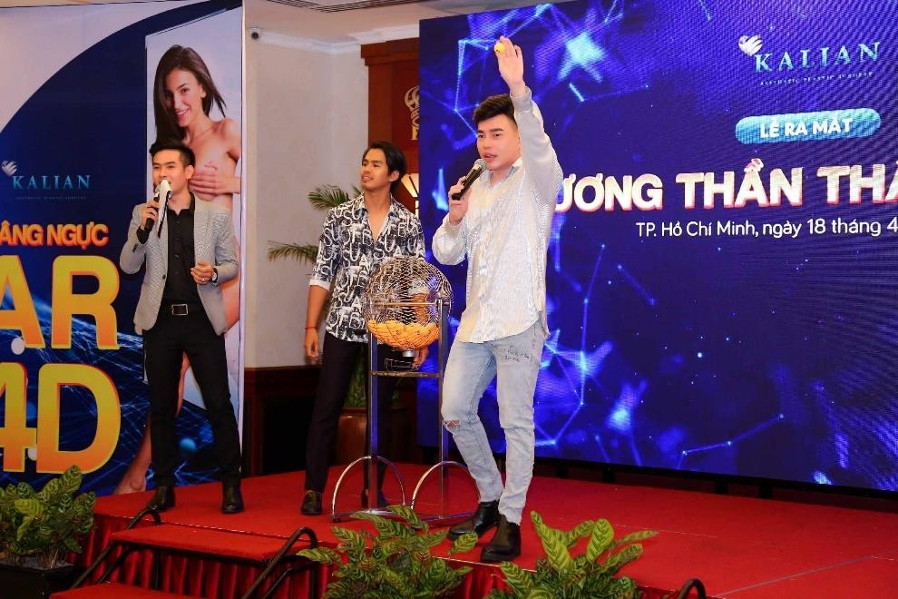 Le Duong Bao Lam hao hung trai nghiem 'guong than tham my AR' hinh anh