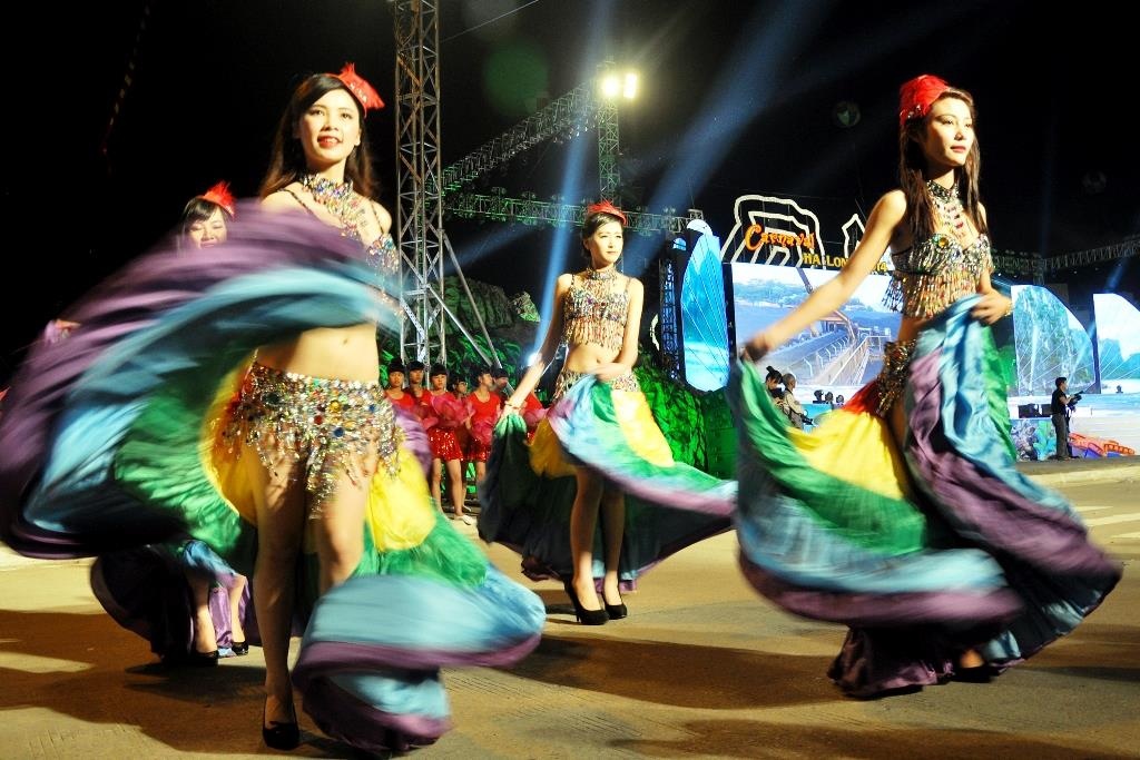 Dieu hanh Carnaval khuay dong Ha Long dip le 30/4-1/5 hinh anh
