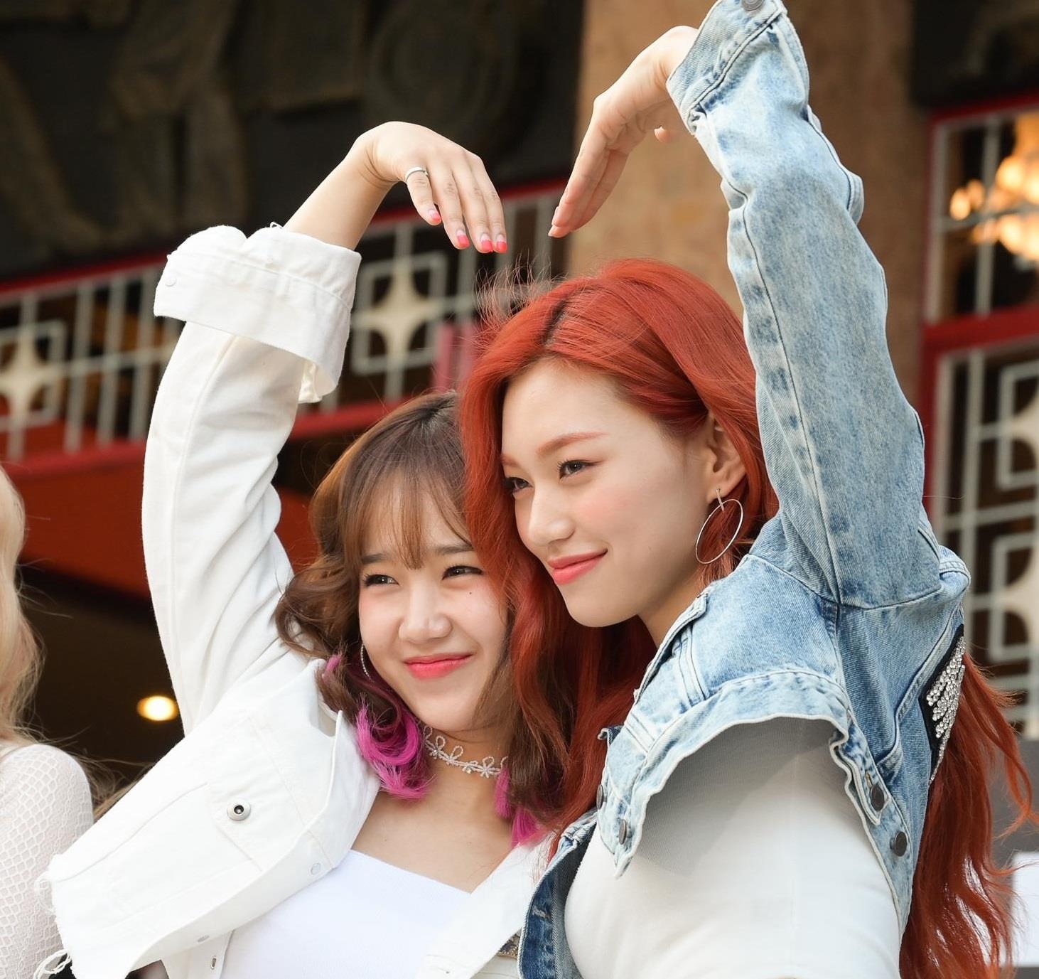 Weki Meki lien tuc ‘tha tim’ tang nguoi ham mo Viet Nam hinh anh