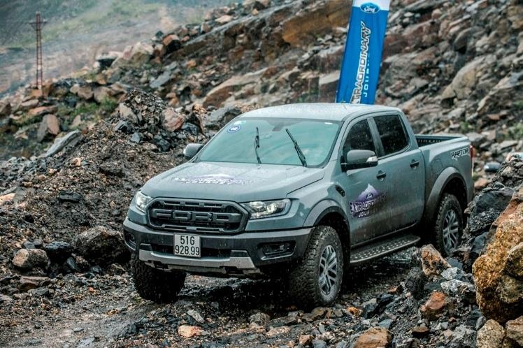 Ford Ranger Raptor duoc ‘tha ve rung’ trong san dua offroad hinh anh