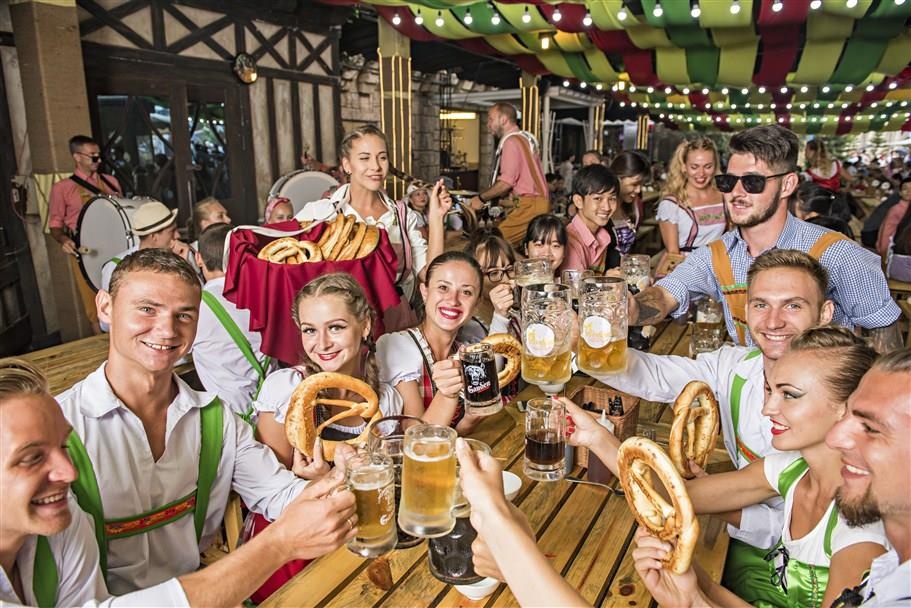 Trai nghiem le hoi bia 'chuan Oktoberfest' tai Ba Na Hills hinh anh