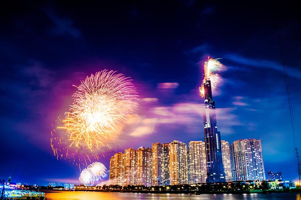 Ngam toa nha cao nhat Dong Nam A ruc ro trong dem phao hoa 30/4 hinh anh