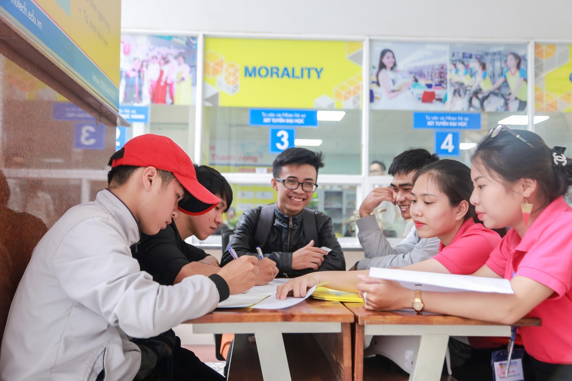 Hom nay 2/5, Hutech chinh thuc nhan xet tuyen hoc ba dot I hinh anh