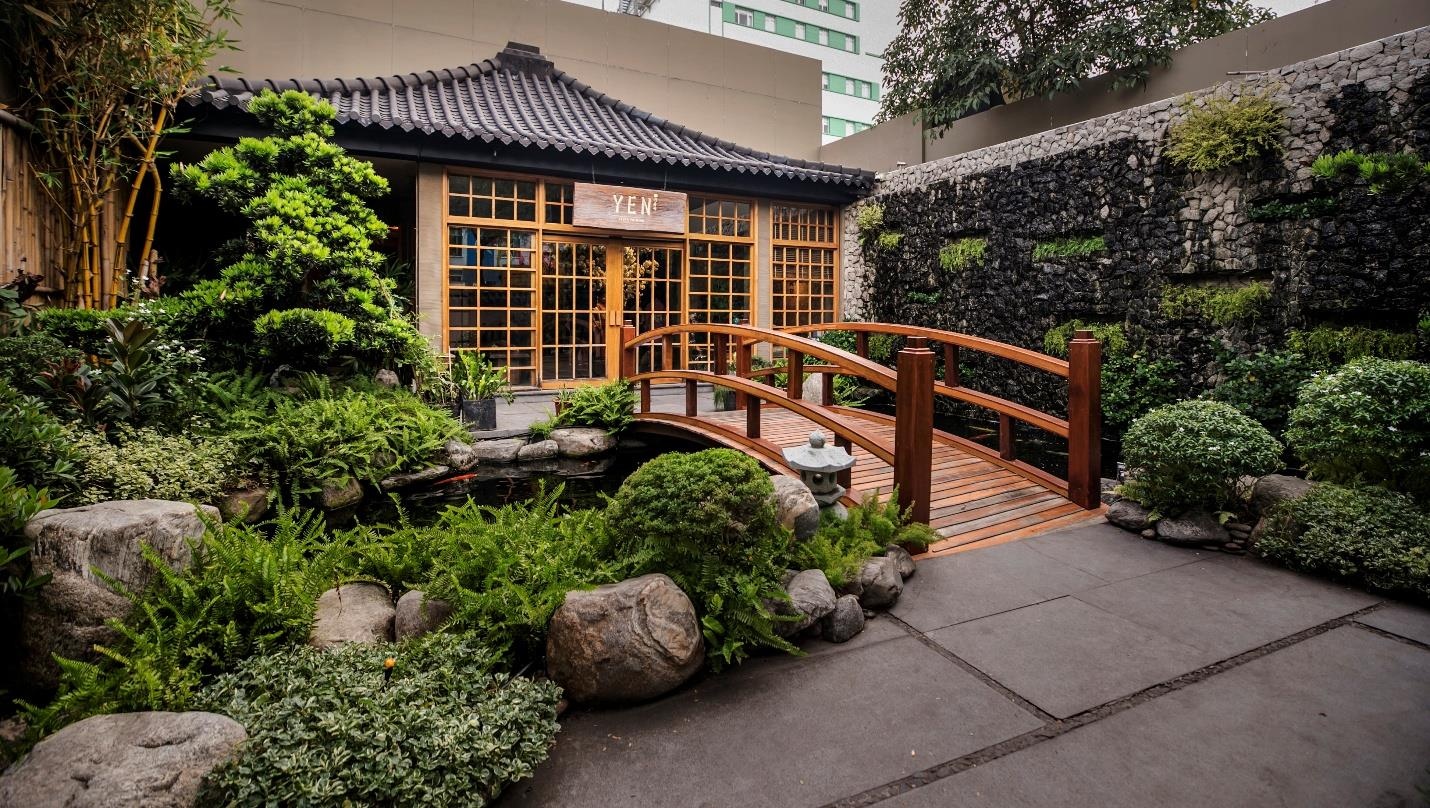 Ben trong nha hang Nhat cao cap tai TP.HCM hinh anh