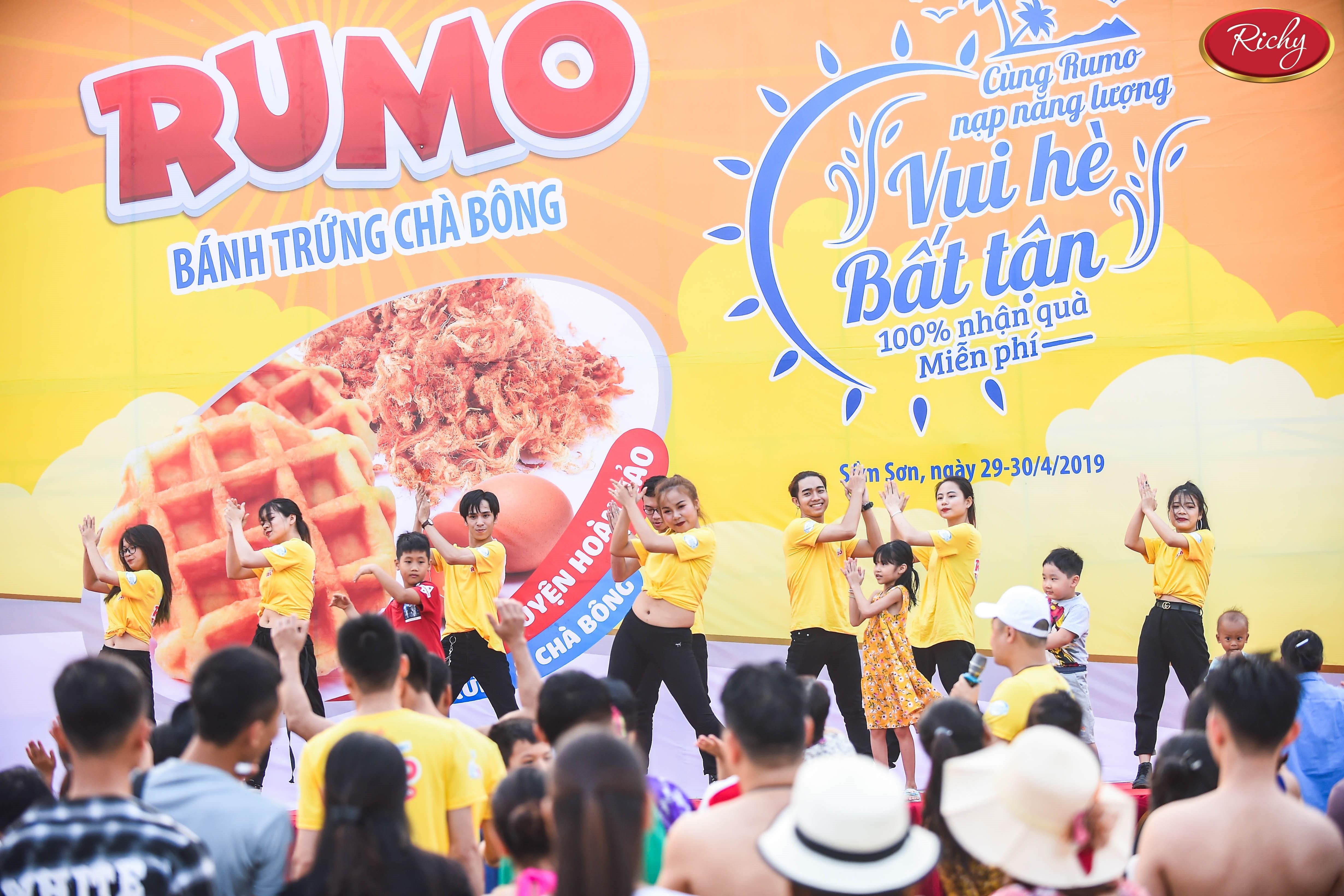 450.000 chiec banh trung cha bong Rumo cho du khach Sam Son, Cua Lo hinh anh
