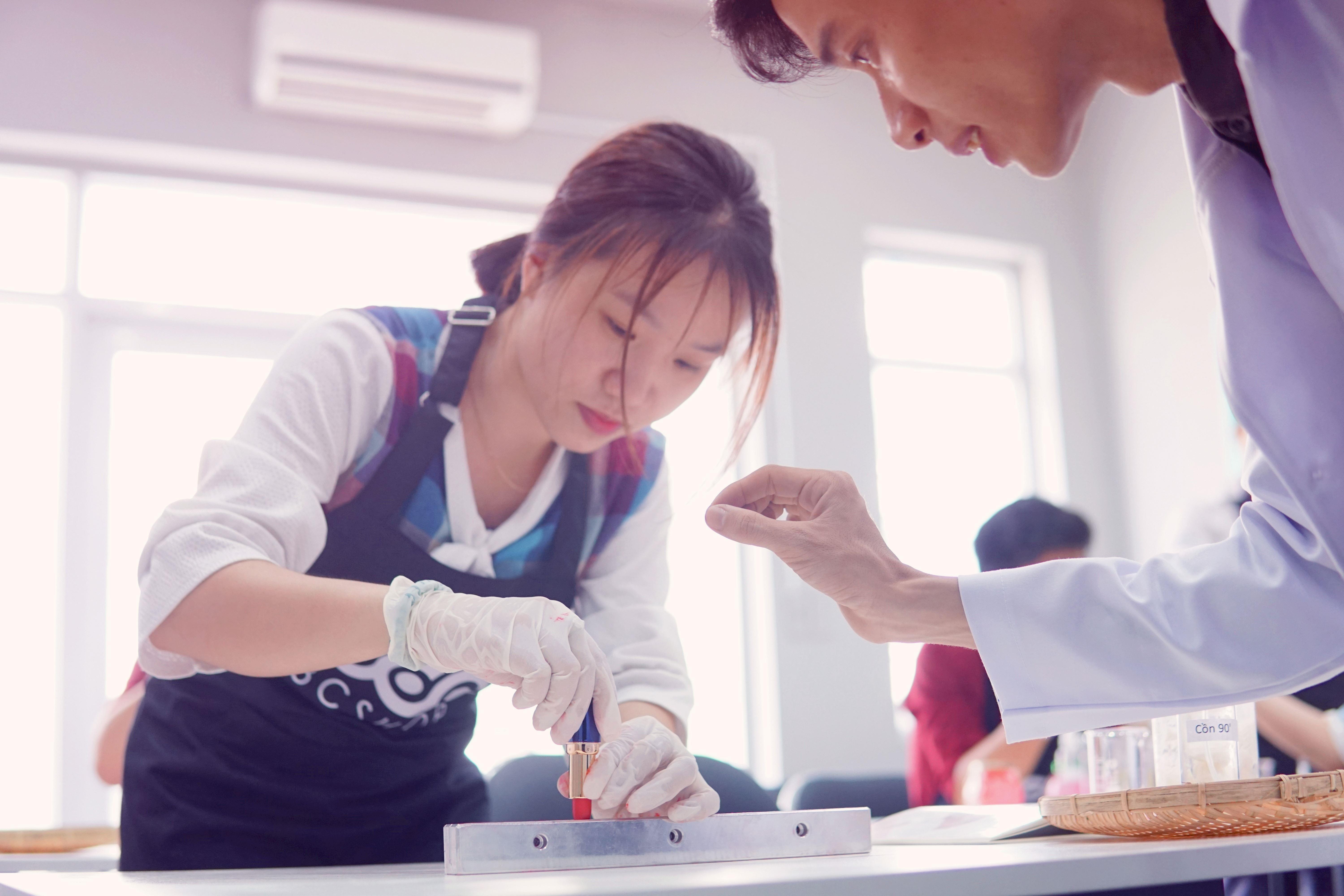 Co gi o khoa hoc lam my pham chuyen nghiep cua 3C? hinh anh