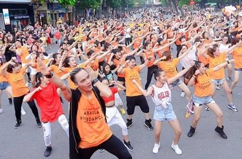 Moist Diane to chuc su kien nhay flashmob, thu hut 1.000 nguoi tham du hinh anh
