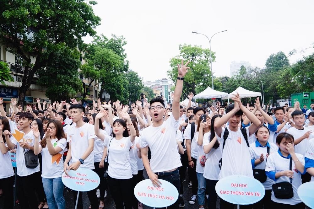 Hon 1.000 nguoi dieu hanh quanh ho Guom, keu goi bao ve moi truong hinh anh