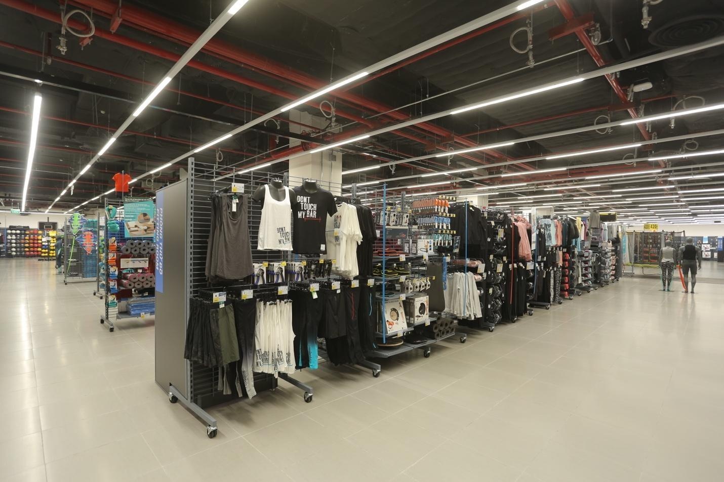 Ben trong cua hang the thao Phap rong 4.300 m2 tai Ha Noi hinh anh