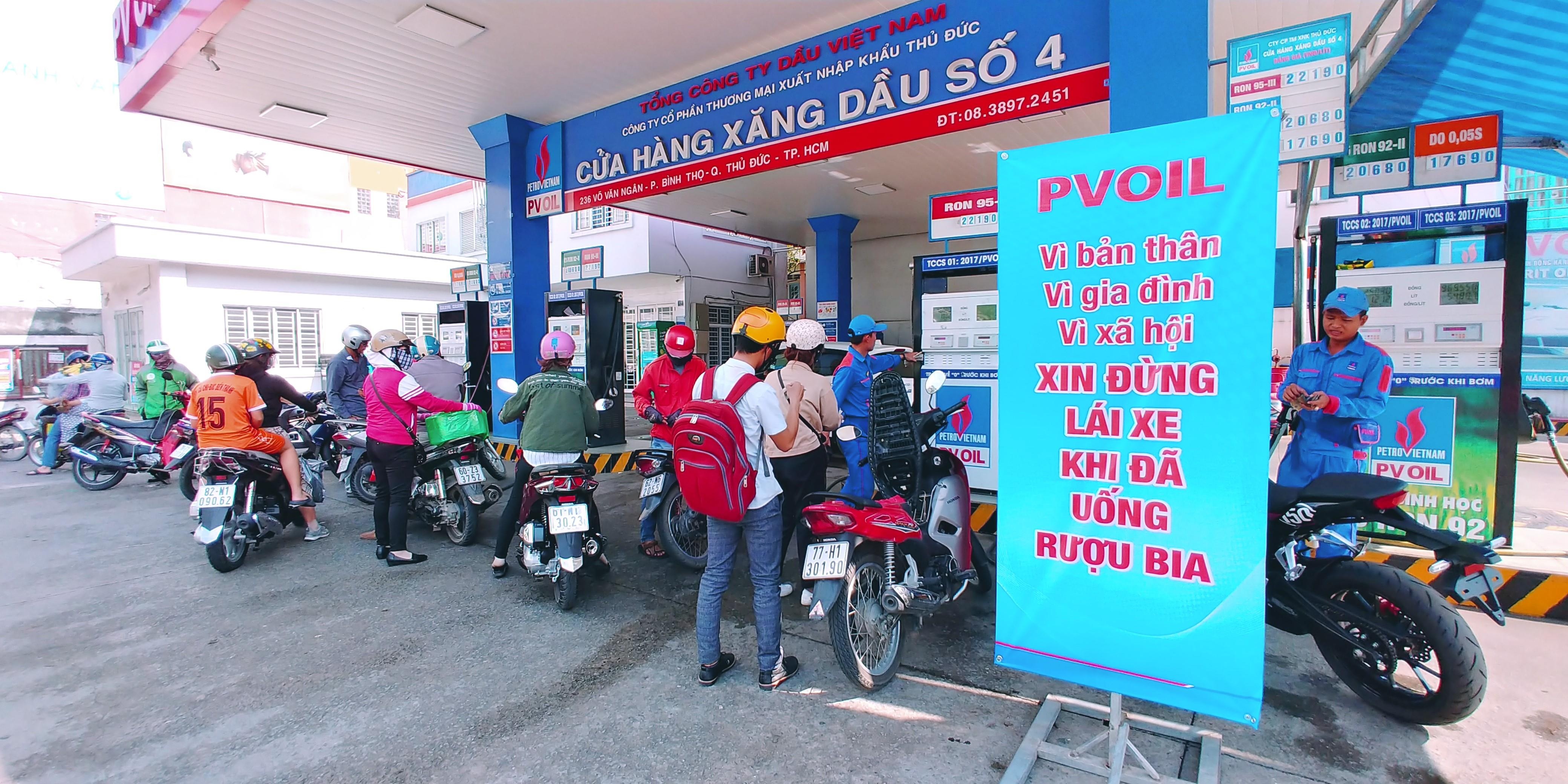 PVOIL truyen thong diep ve an toan giao thong tai he thong cua hang hinh anh