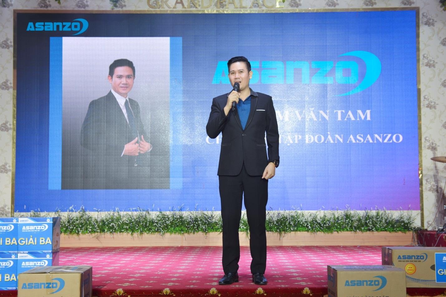 Ong chu Asanzo va mong muon lam chiec dieu hoa vua tui tien cong nhan hinh anh