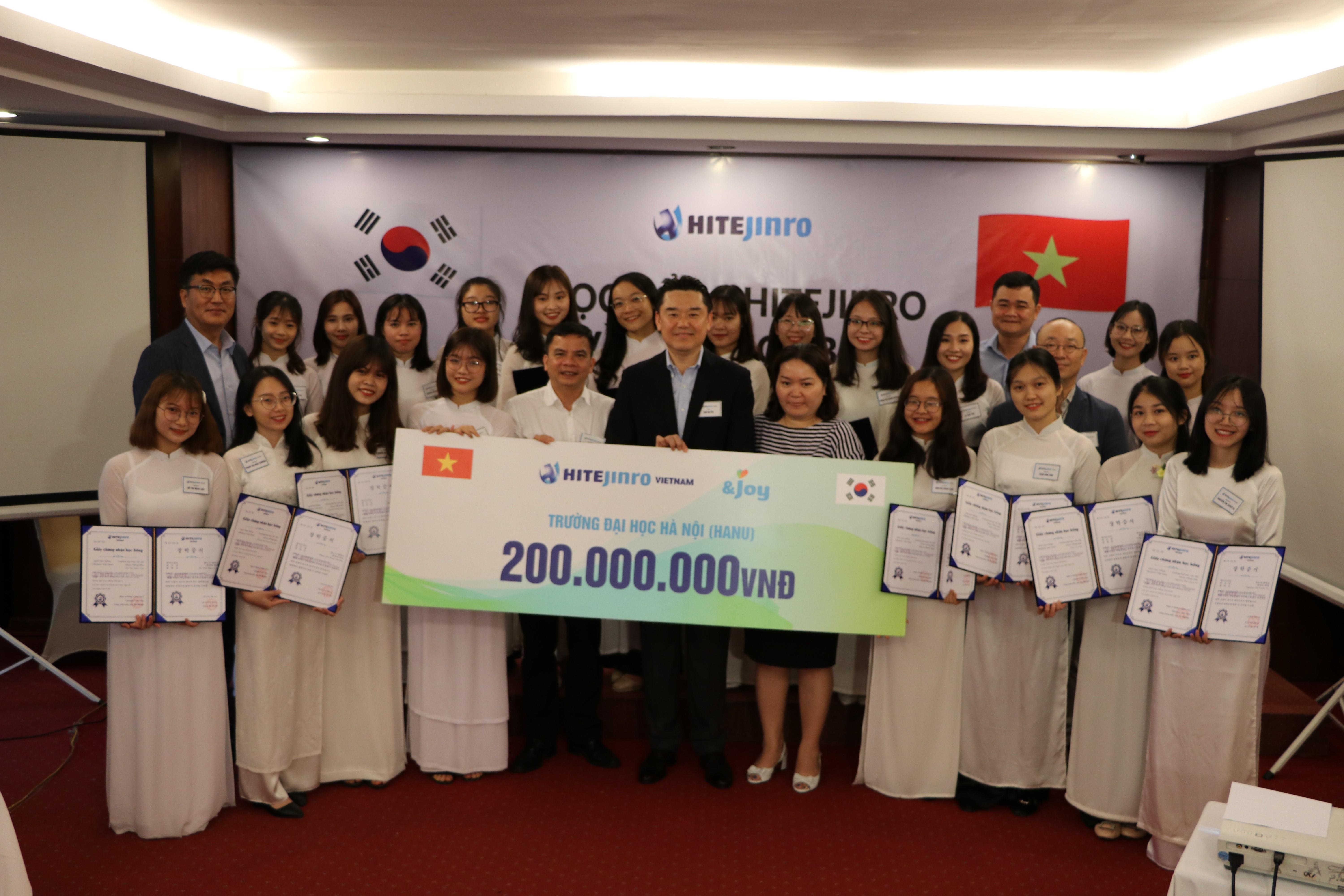 Quy Hitejinro VN trao hoc bong cho SV khoa tieng Han - DH Ha Noi hinh anh