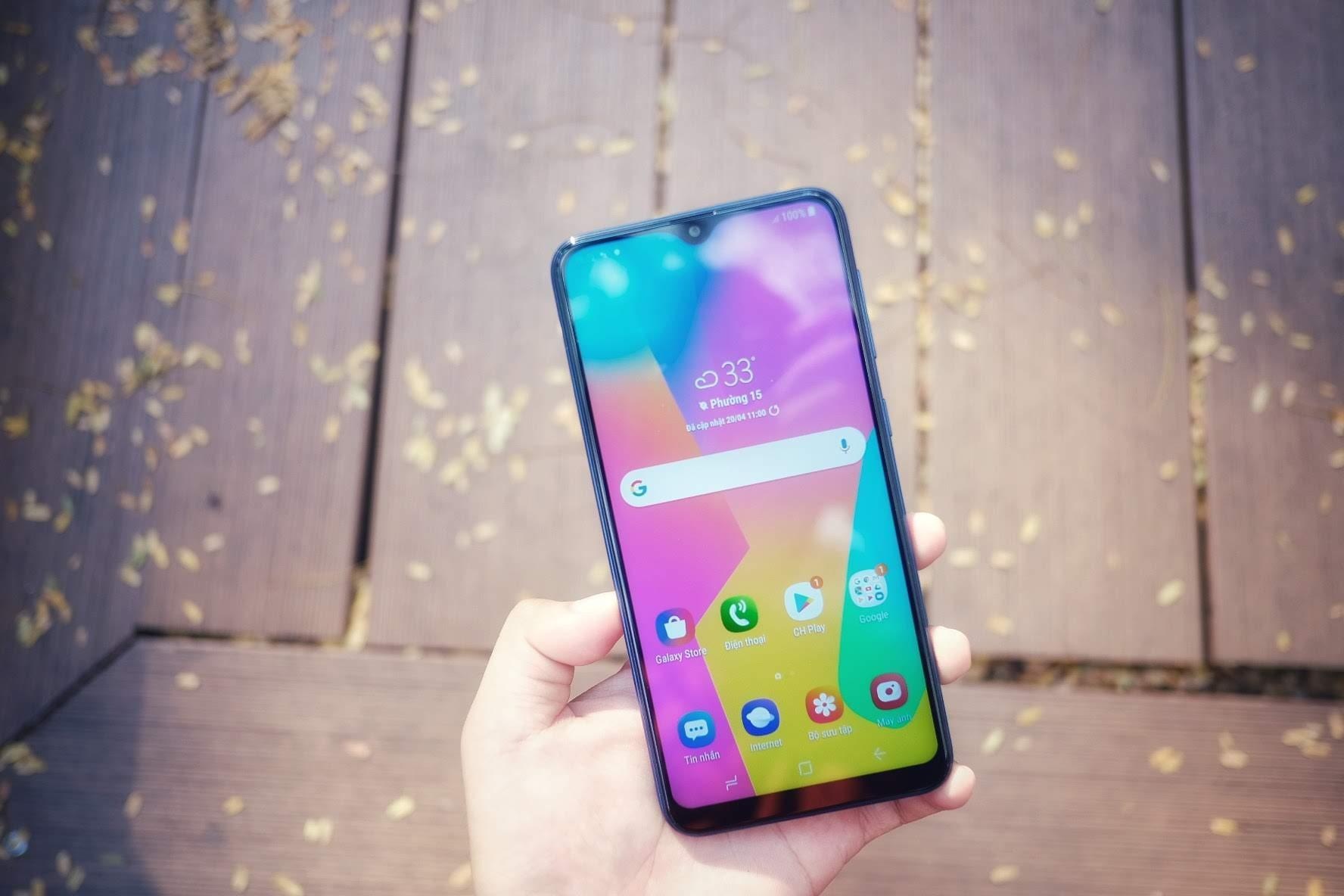 Galaxy M10 - man hinh dep, doc sach, xem phim 'da' tam gia 3 trieu hinh anh