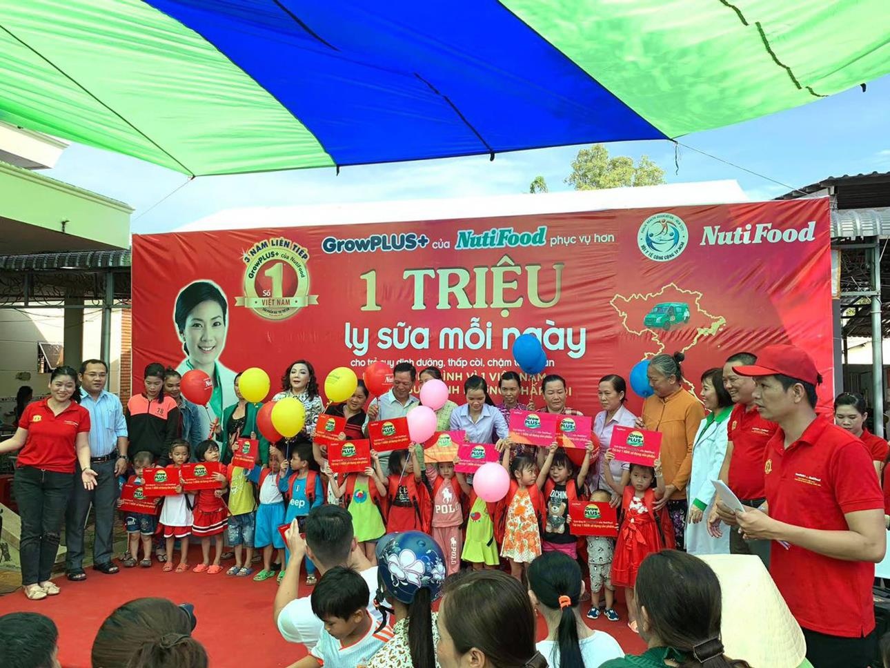 Chuong trinh 'mot trieu ly sua moi ngay' tham 2.000 gia dinh Ca Mau hinh anh