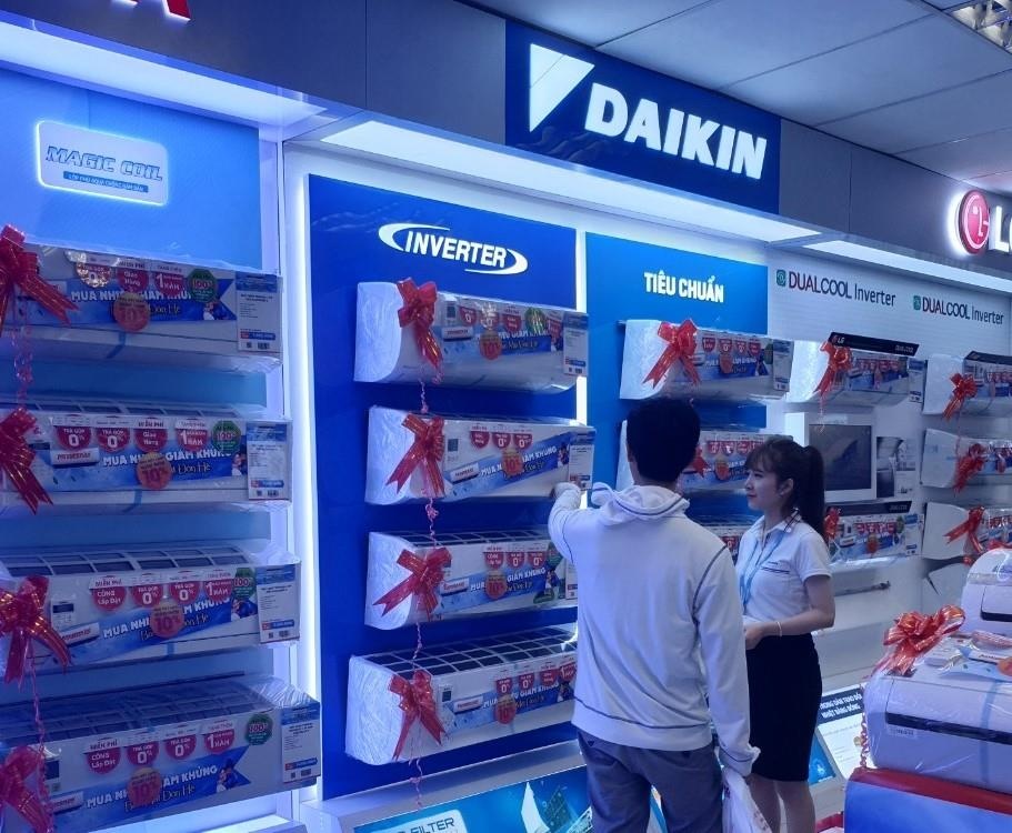 Nguoi tieu dung boi roi chon mua dieu hoa mua nang nong hinh anh