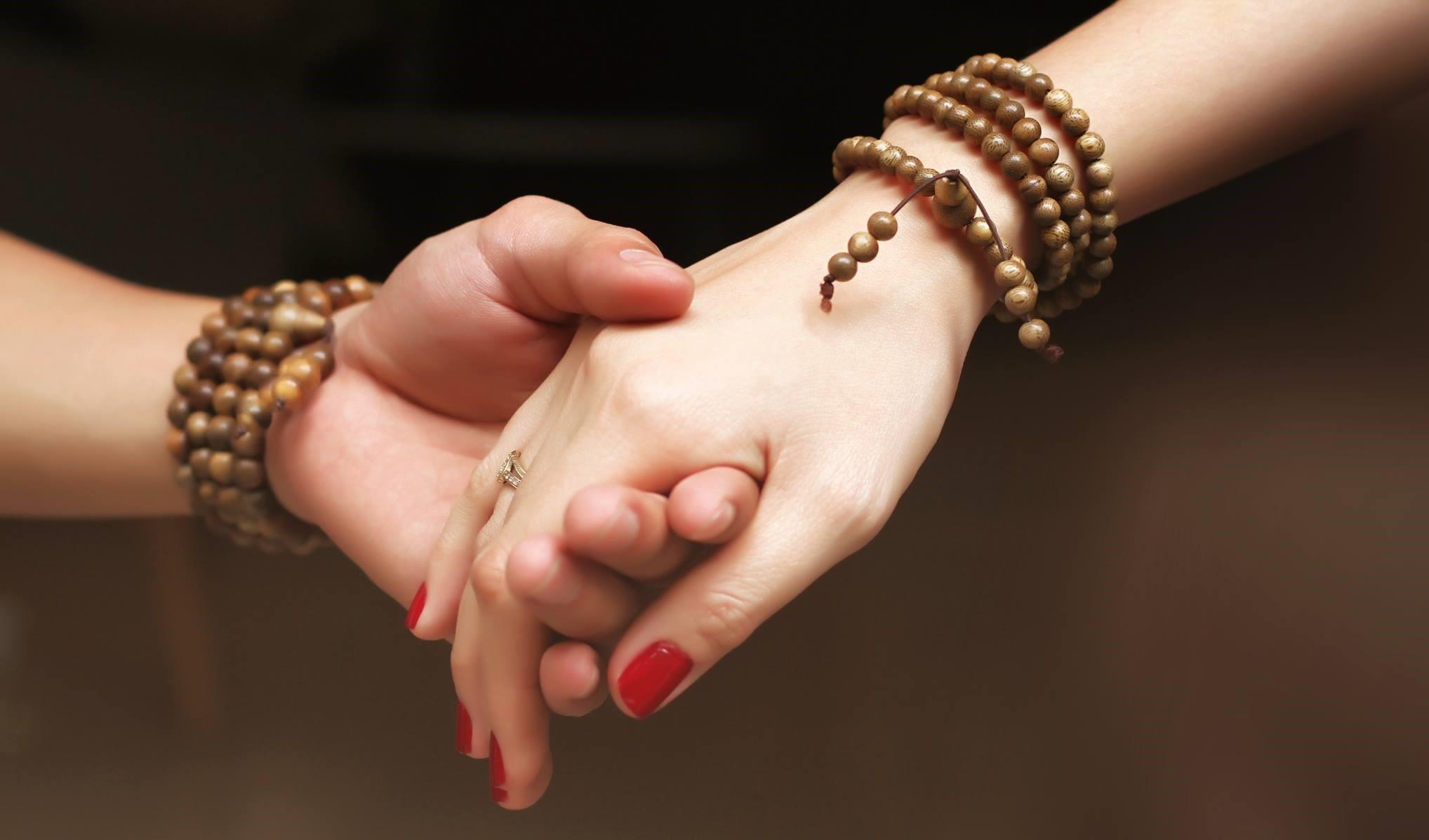 Bi an nam sau nhung chiec vong tay tram huong Thien Moc Huong hinh anh