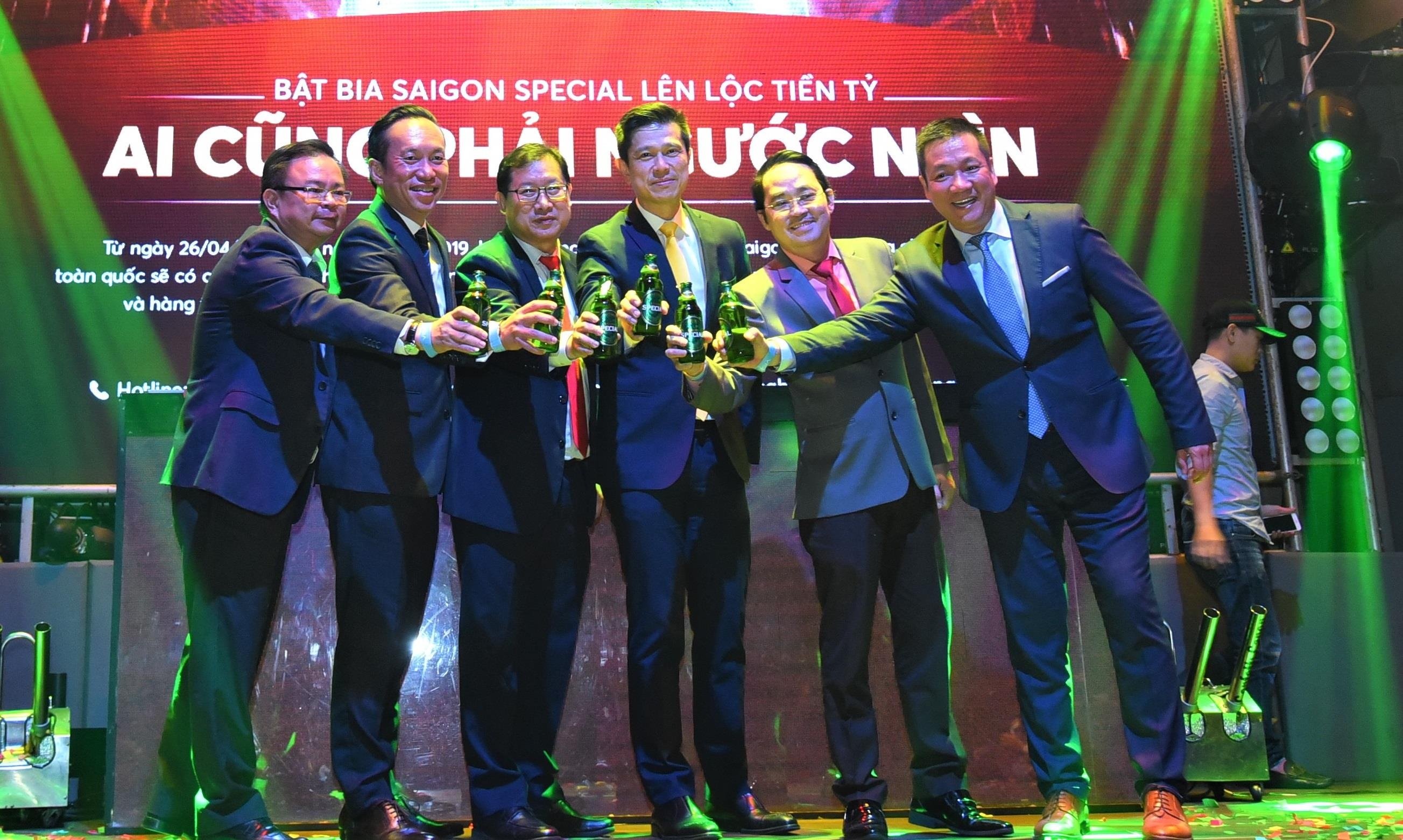 Chua vao he, thuong hieu bia da tung khuyen mai lon gan 100 ty dong hinh anh