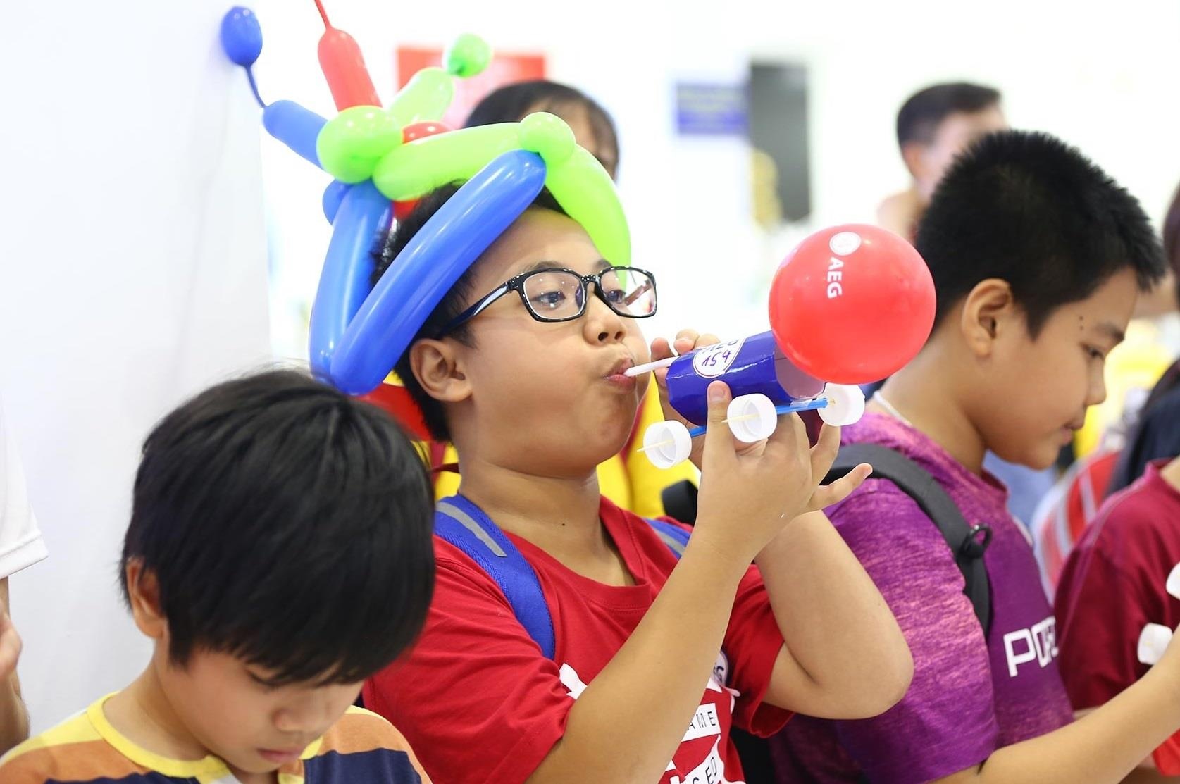 Tre em Viet tham du che tao xe theo thi nghiem khoa hoc cua NASA hinh anh