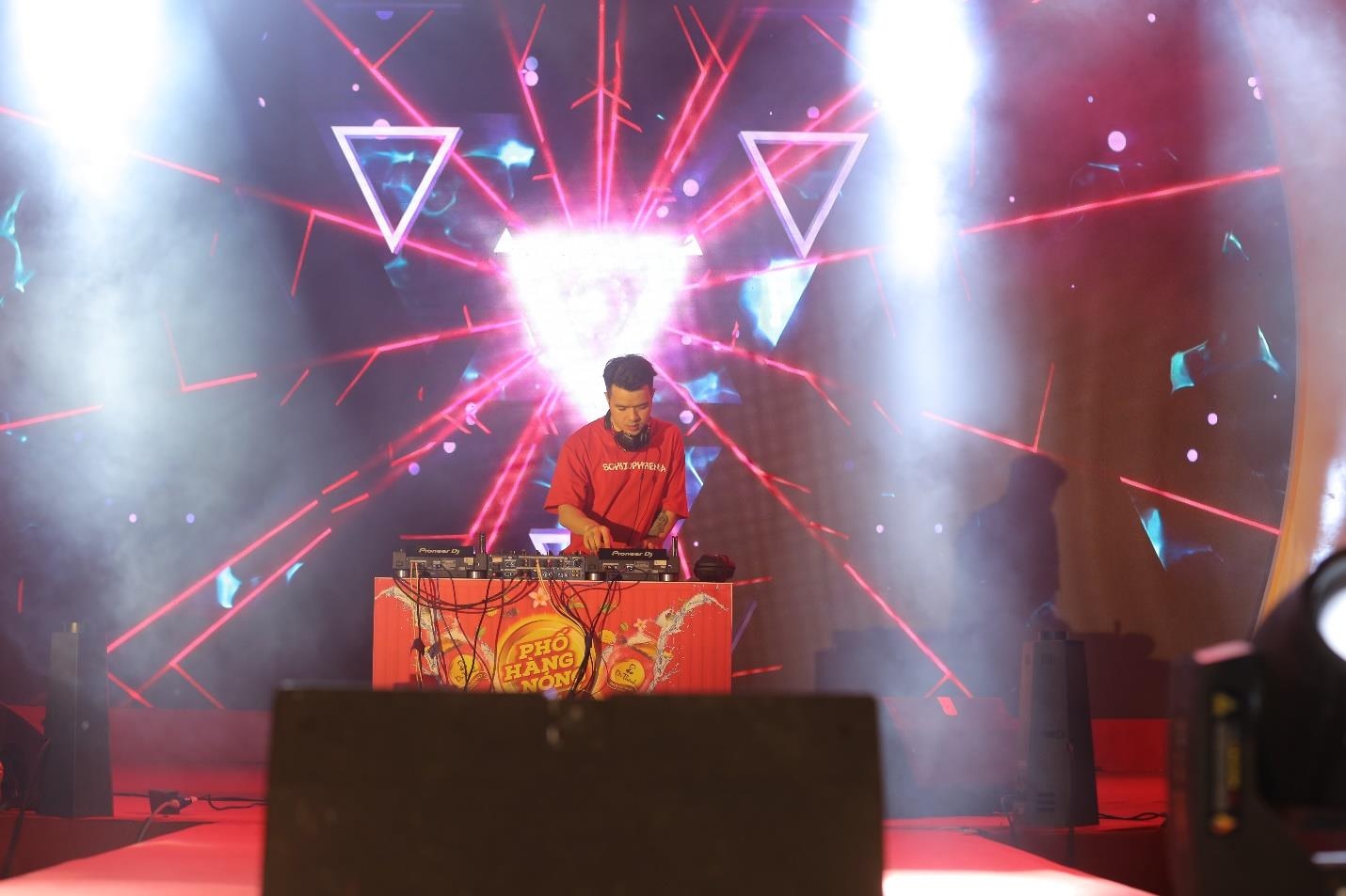 Pho hang nong,  Tra Dr Thanh,  ca si AMEE anh 1