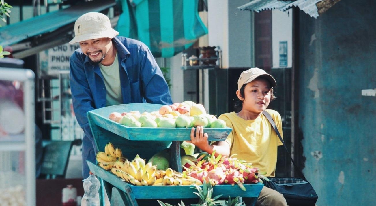 Huynh Dong hoa ga trong nuoi con trong 'Mat troi, con o dau?' hinh anh