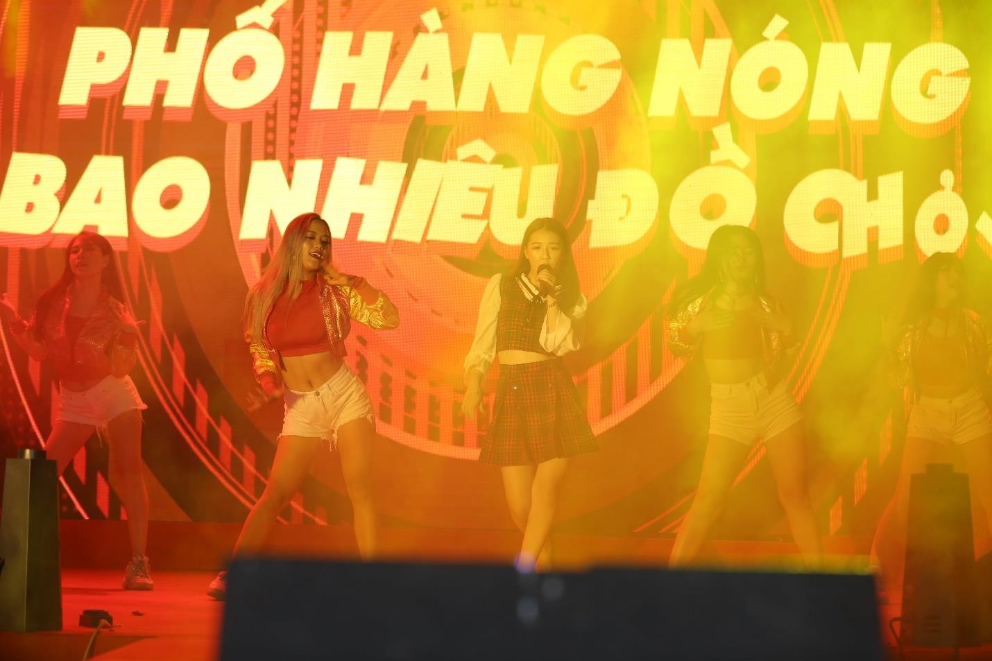 Pho hang nong,  Tra Dr Thanh,  ca si AMEE anh 2