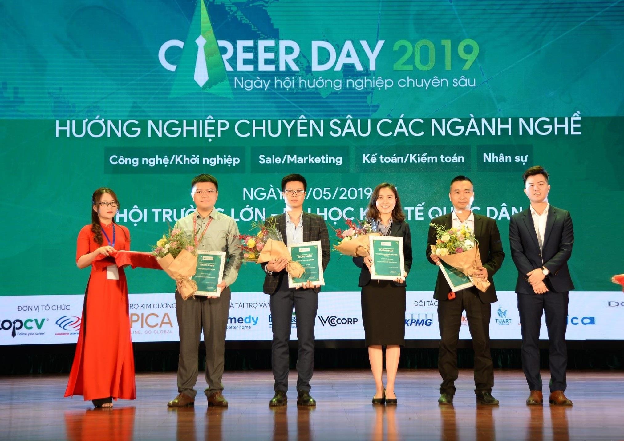 Gan 1.000 sinh vien tham du ngay hoi huong nghiep chuyen sau 2019 hinh anh