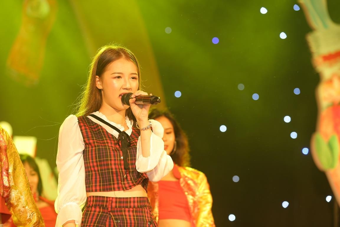 Pho hang nong,  Tra Dr Thanh,  ca si AMEE anh 3