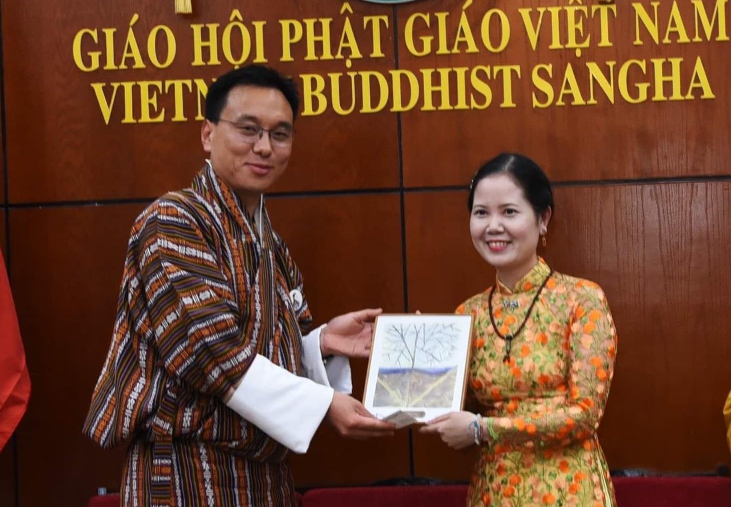 Chu tich thuong vien Bhutan xuc dong khi duoc tang tranh o Vesak 2019 hinh anh