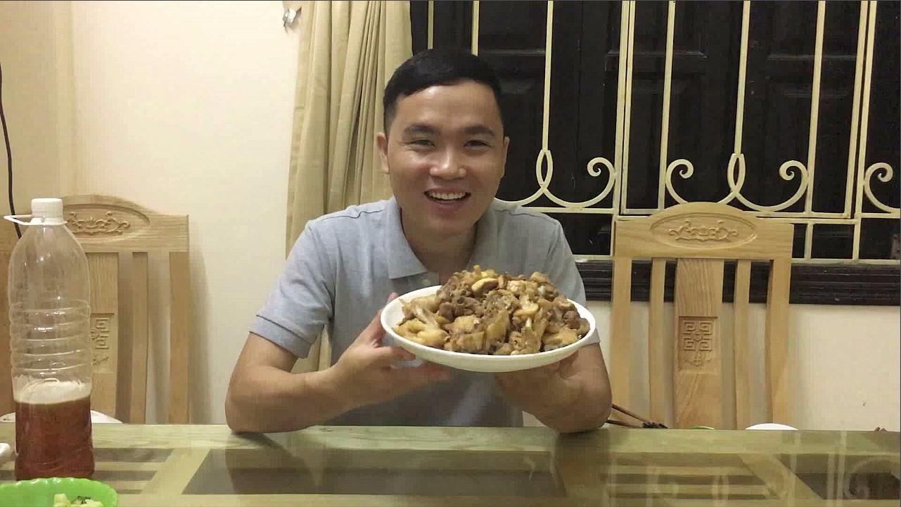 Chang trai bo viec luong 20 trieu ve khoi nghiep voi mat ong hinh anh