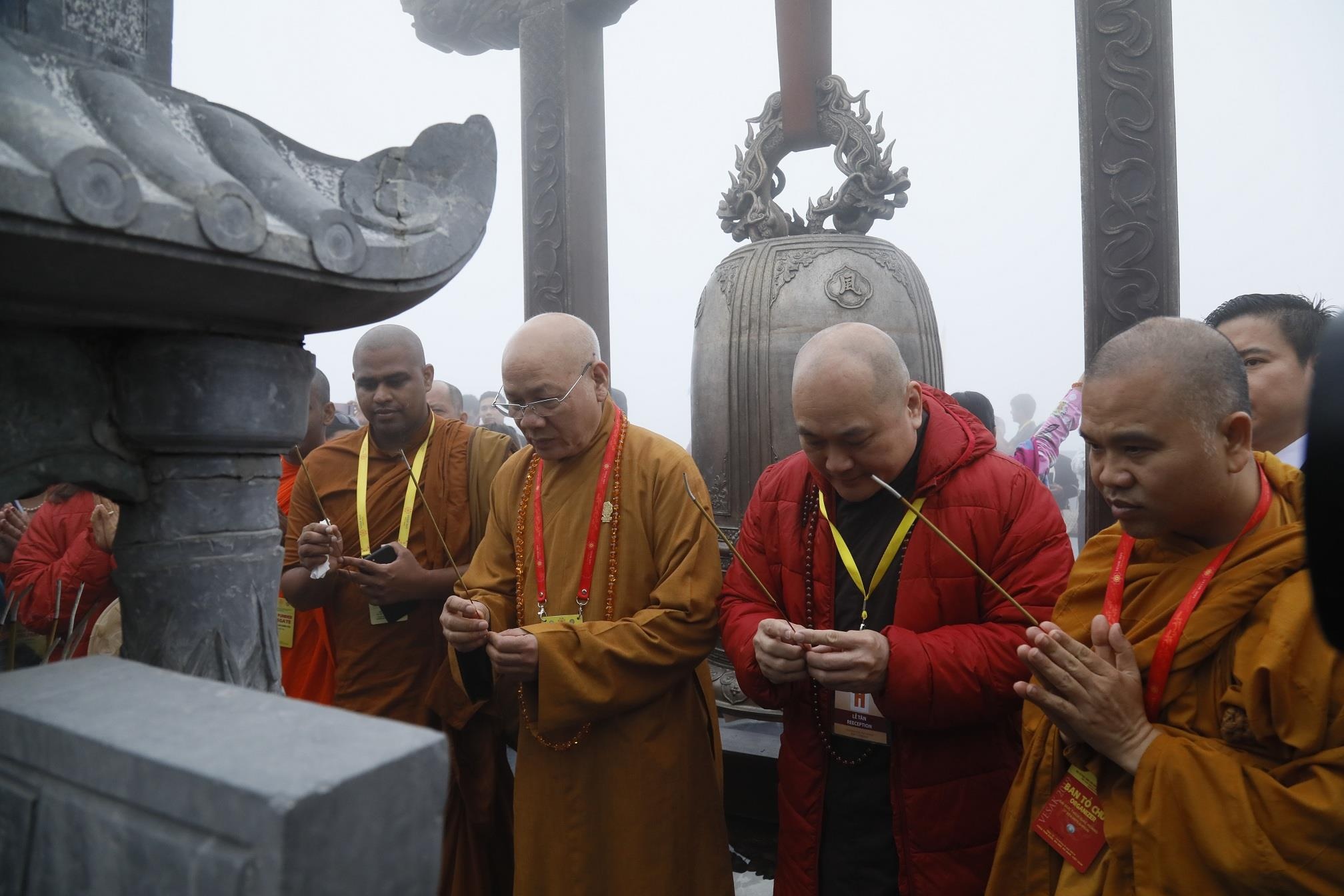 Hang tram dai bieu va Phat tu Vesak du le cau an tren dinh Fansipan hinh anh