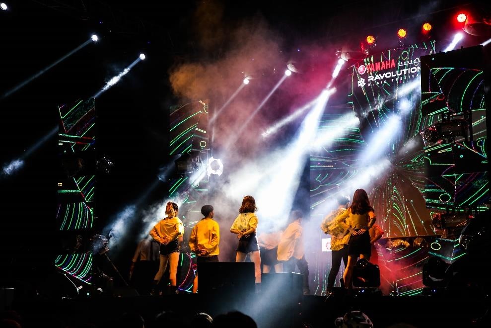 Hon 4.000 ban tre Sai thanh bung no tai su kien EDM Road to Ravolution hinh anh