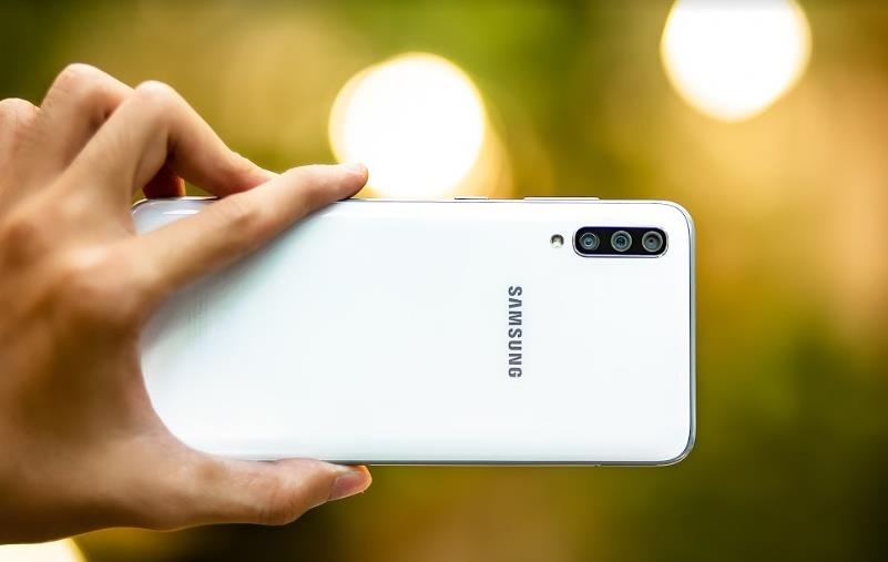 Galaxy A70 - smartphone man hinh lon, pin khung va nhieu hon the hinh anh