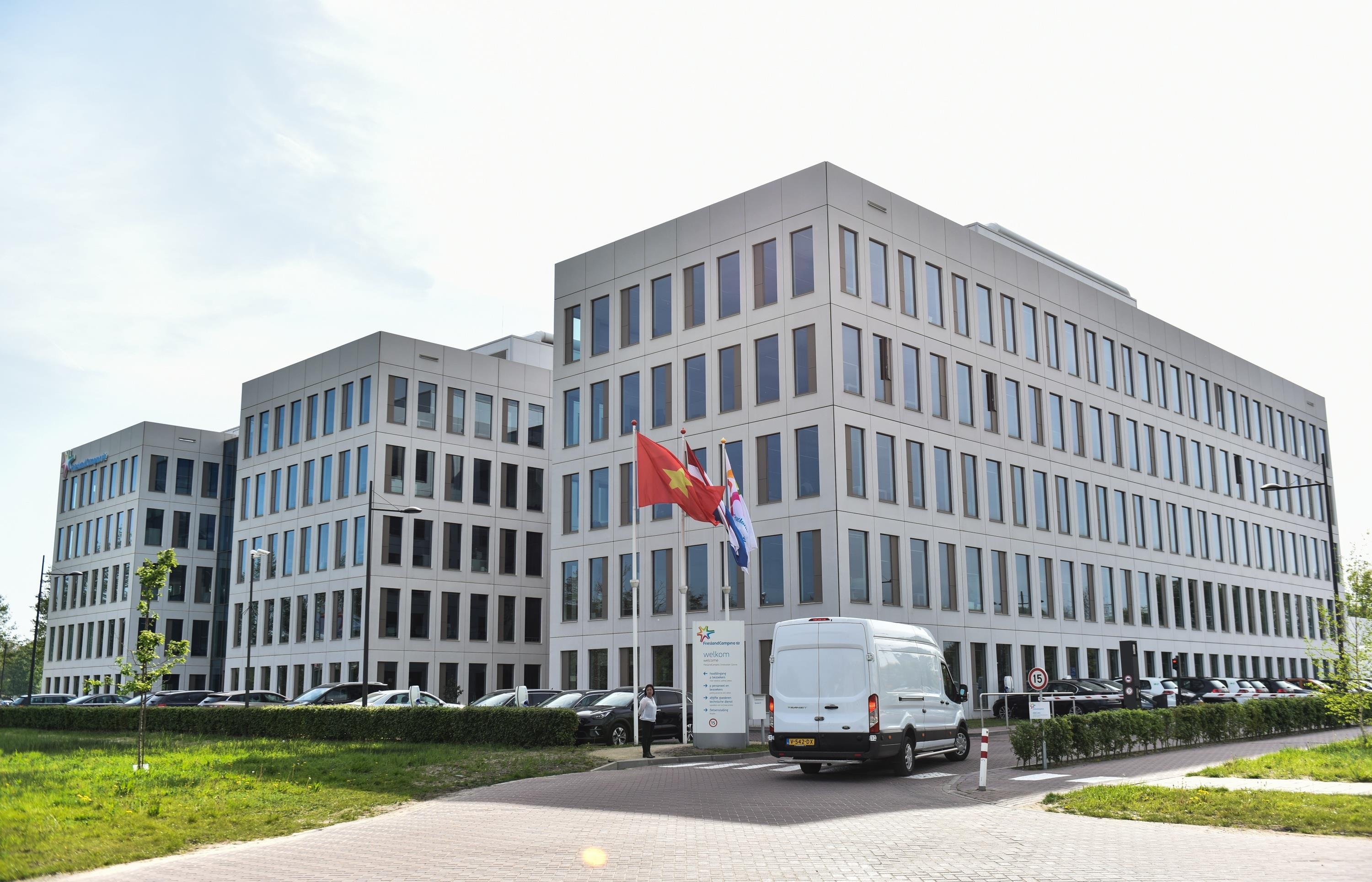 'Lac loi' vao trung tam R&D nhu vu tru thu nho cua Co Gai Ha Lan hinh anh