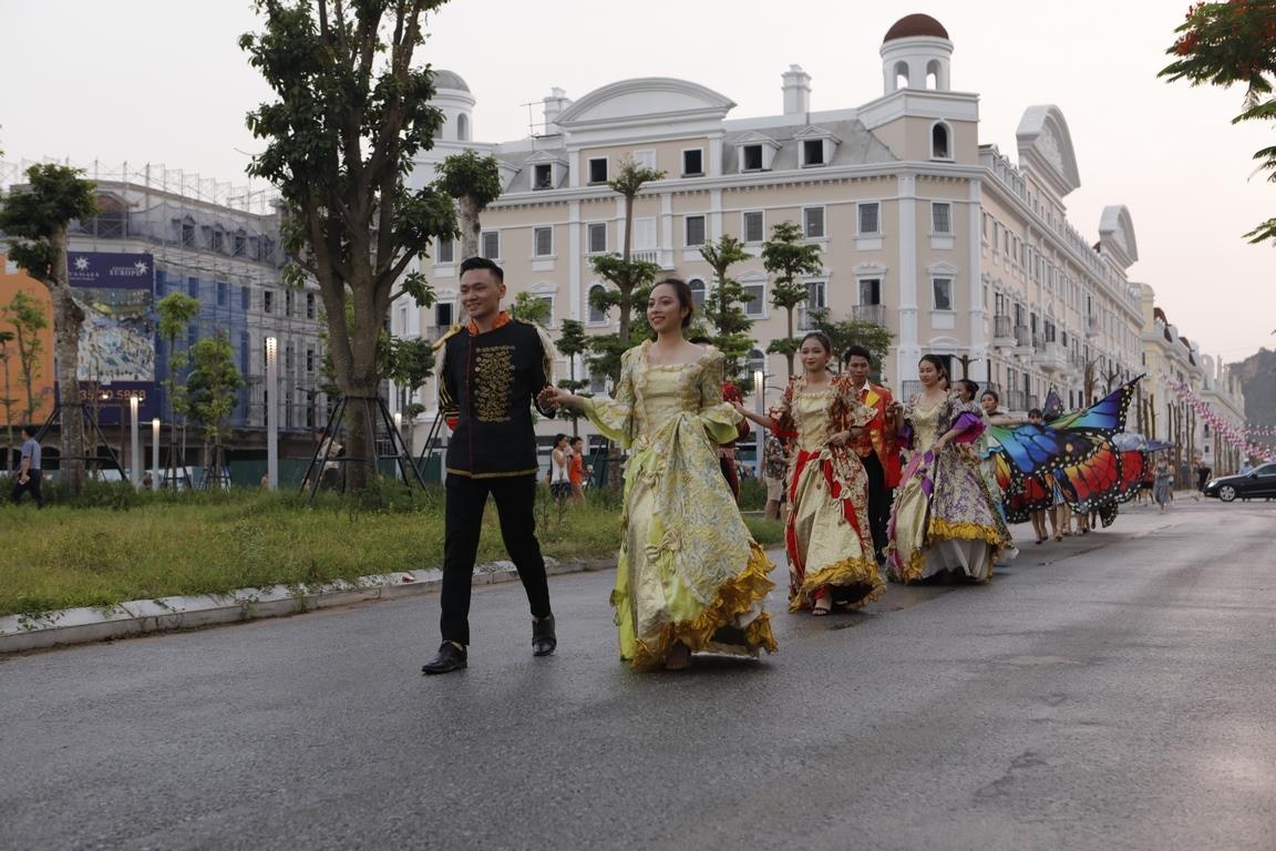 Sun Dance Festival hut hang nghin du khach trong lan dau den Ha Long hinh anh
