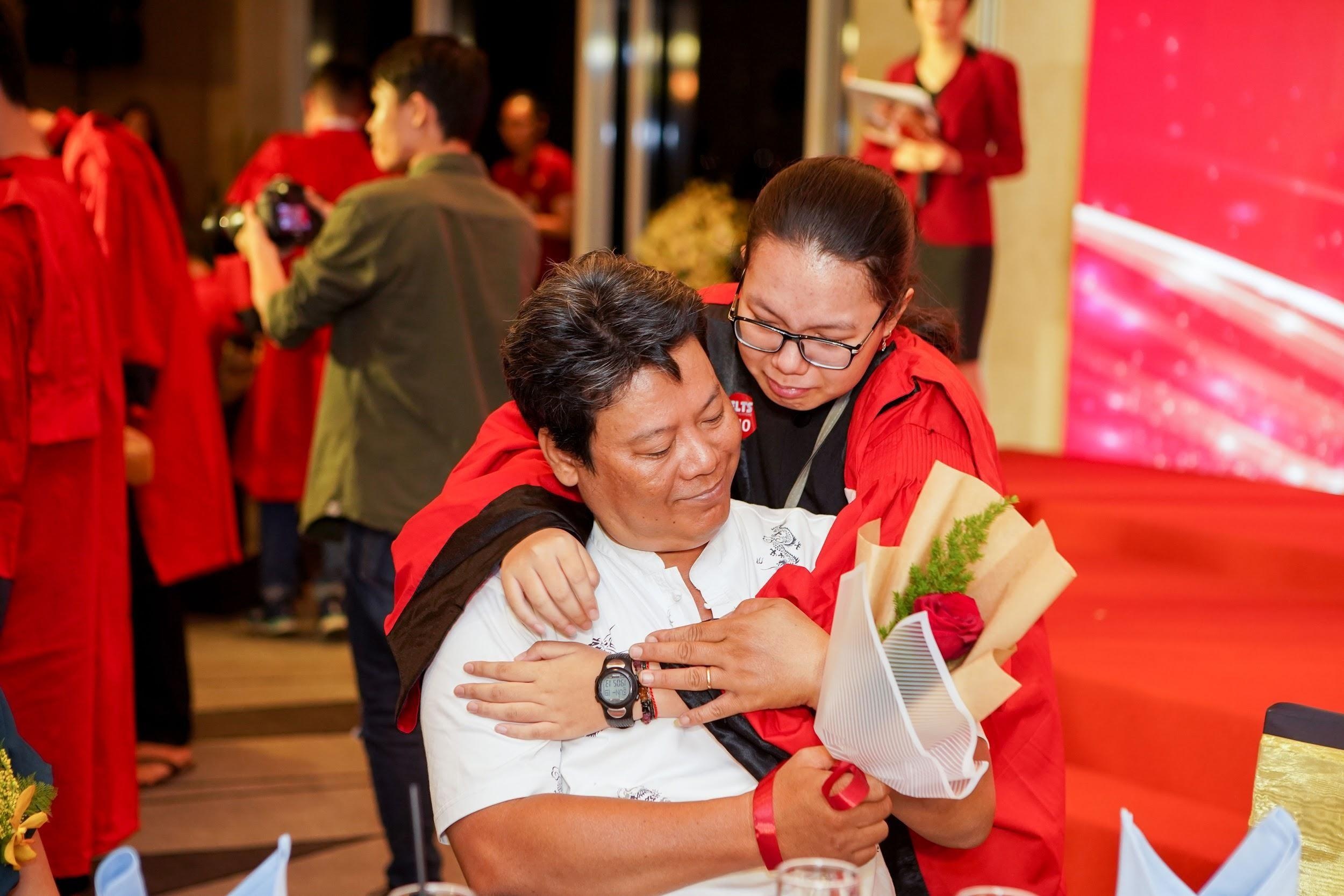 Le vinh danh day cam xuc cua hoc vien VUS dat diem IELTS cao hinh anh