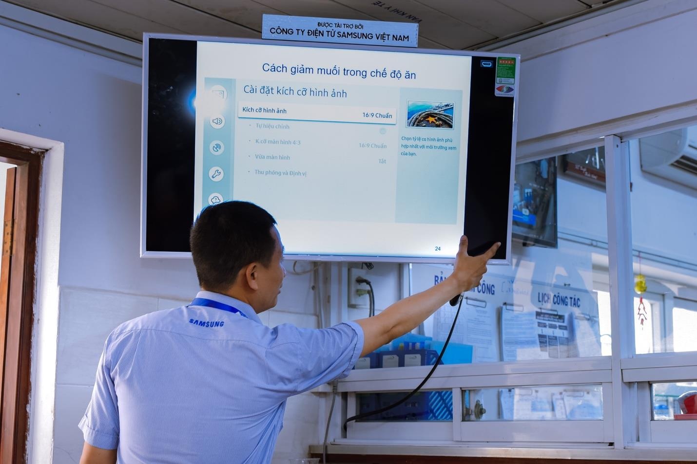 Samsung tang 100 smart TV nhan dip Ngay cua Me hinh anh