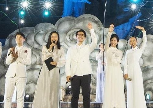 Dan sao Viet thap sang dem dien 'Cau chuyen hoa binh' so 7 hinh anh