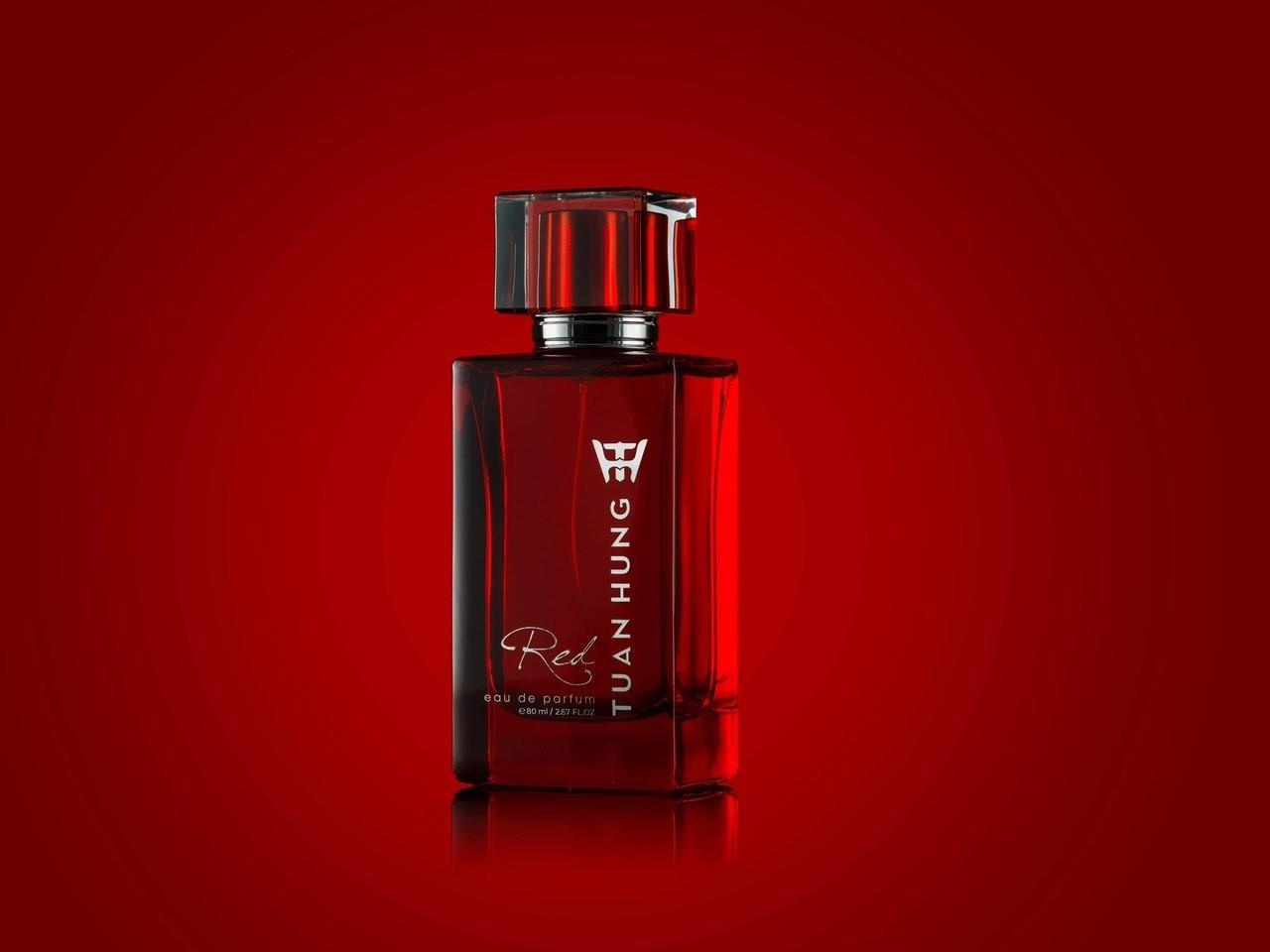 Ca si Tuan Hung ra mat dong nuoc hoa cao cap mang ten minh hinh anh