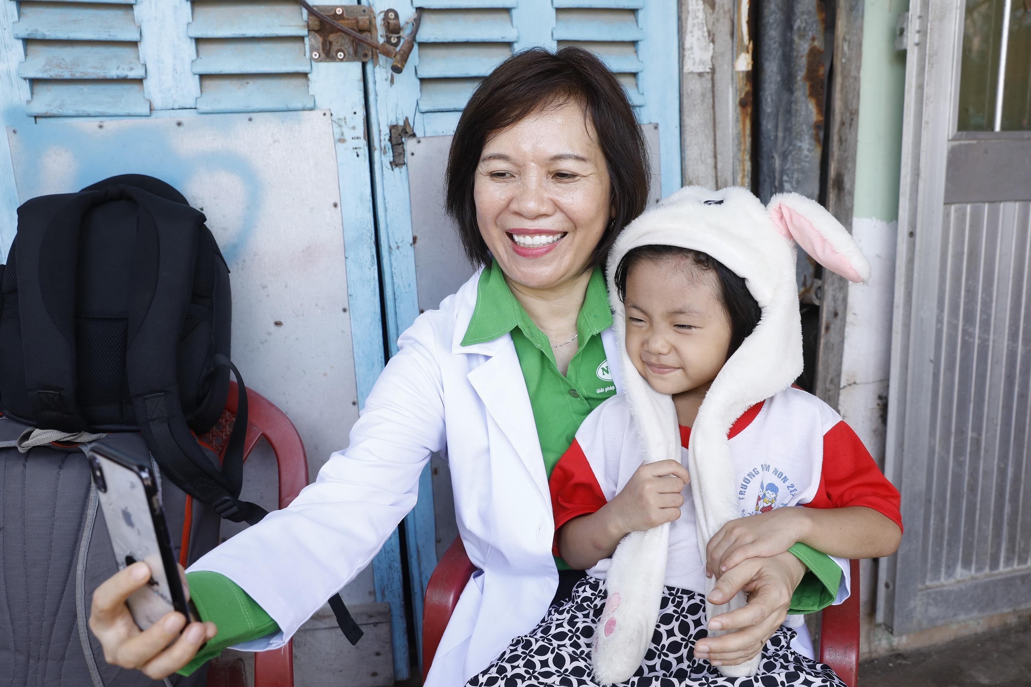 NutiFood tang nha cho gia dinh be gai ngheo bi suy dinh duong o Ca Mau hinh anh