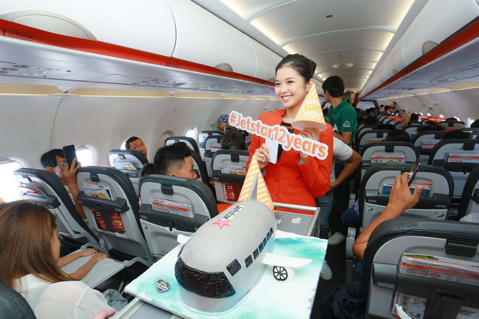 Suni Ha Linh hoa tiep vien hang khong, tang qua hanh khach hinh anh