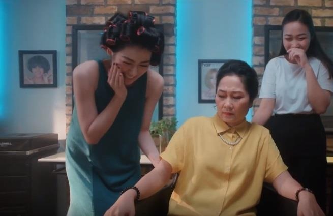 A hau Tu Anh bay dan mang chieu lay long 'me chong' hinh anh