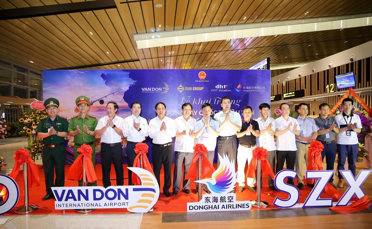 Cang Hang khong Quoc te Van Don khai truong duong bay den Tham Quyen hinh anh