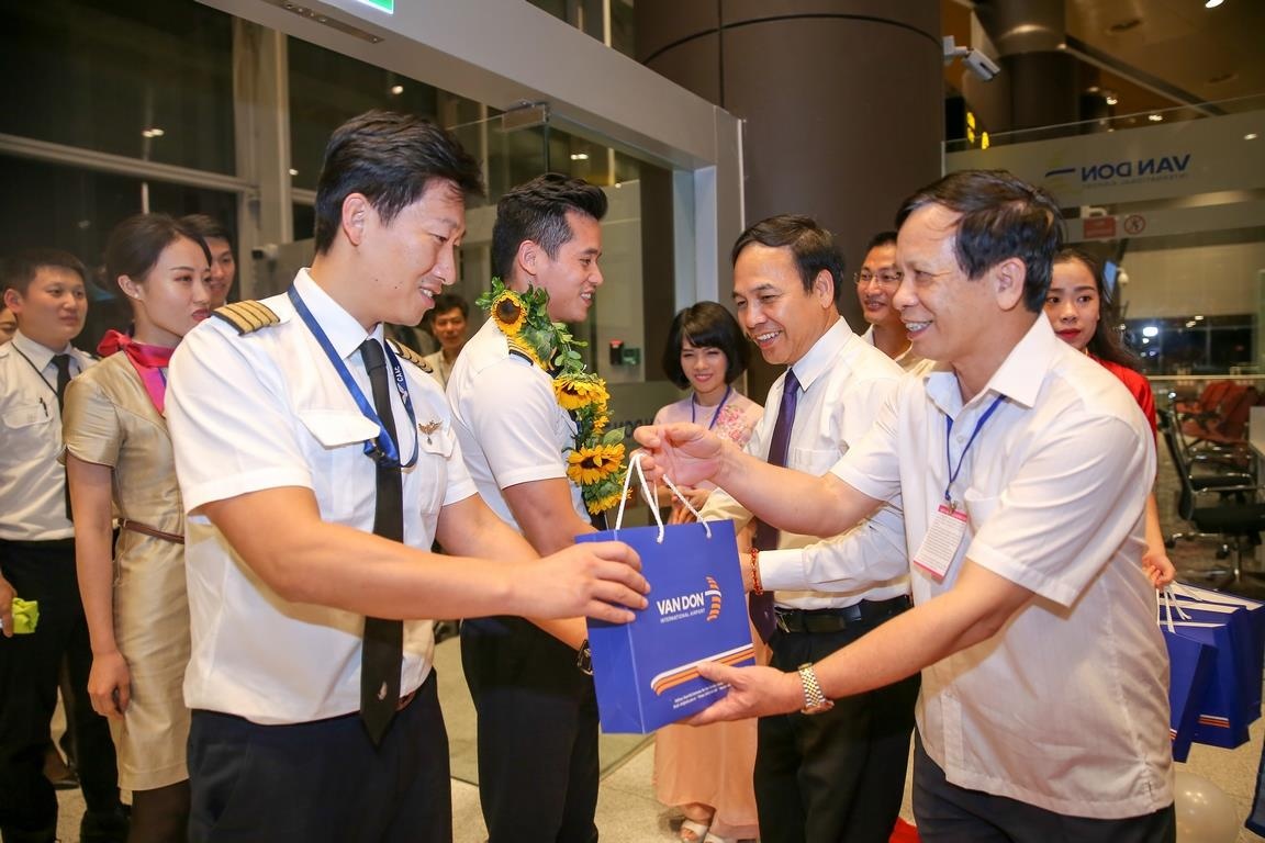 Video - Cang Hang khong Quoc te Van Don mo duong bay den Tham Quyen hinh anh