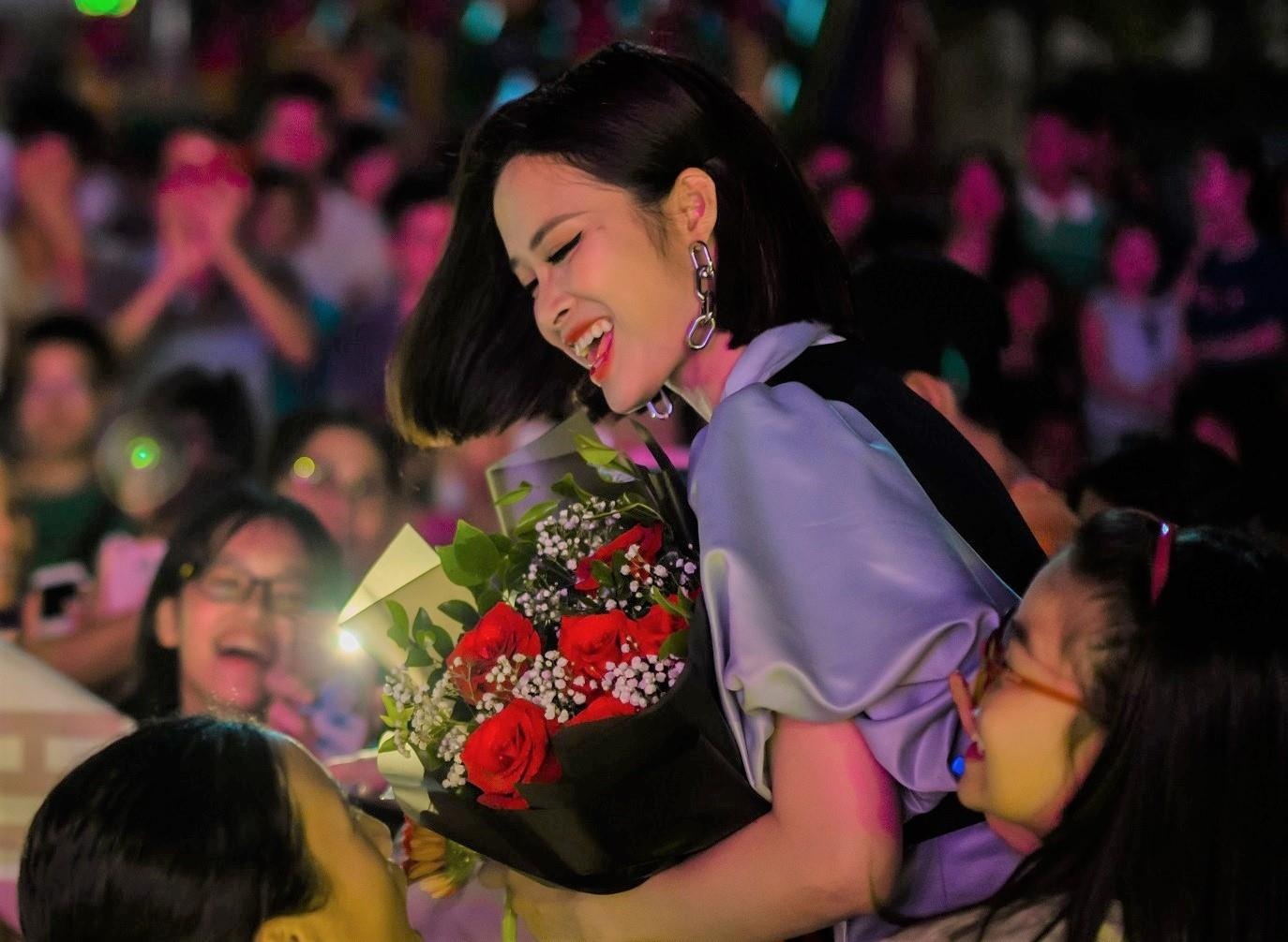 Hoc sinh UKA trinh dien thoi tai che chung san khau voi Dong Nhi hinh anh