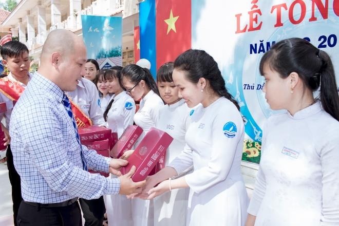 Thai Tuan trao gan 2.000 phan qua va 40 hoc bong cho nu sinh kho khan hinh anh