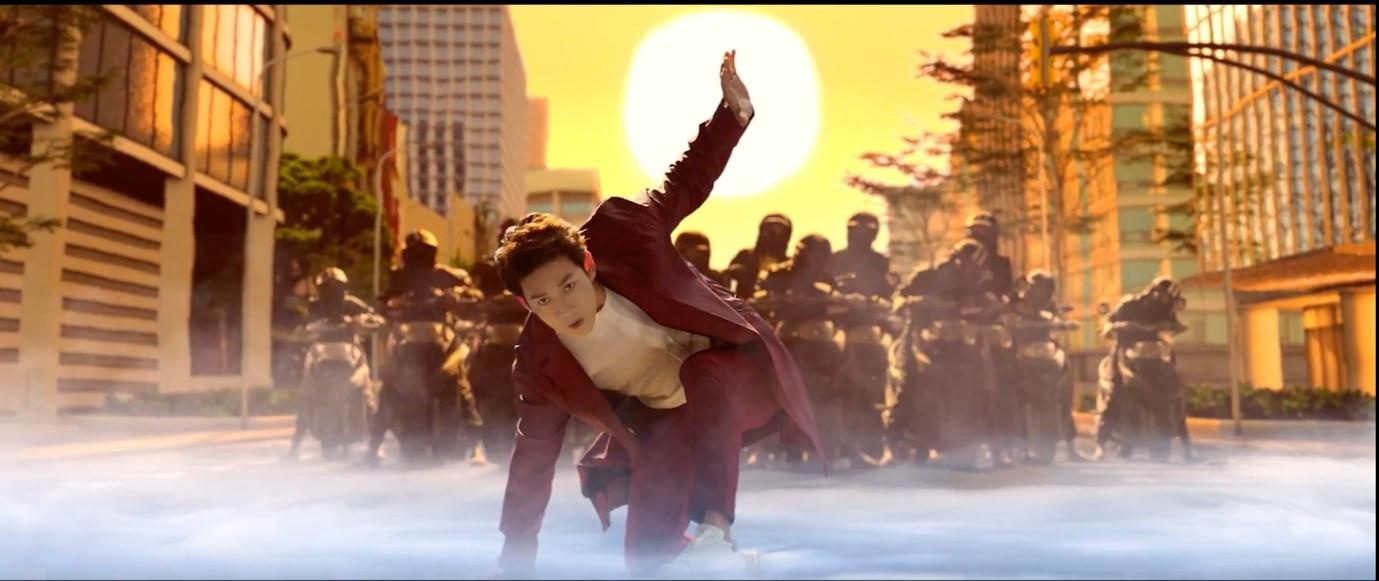 Song Luan dung do doi quan 'ninja duong pho' trong clip moi hinh anh