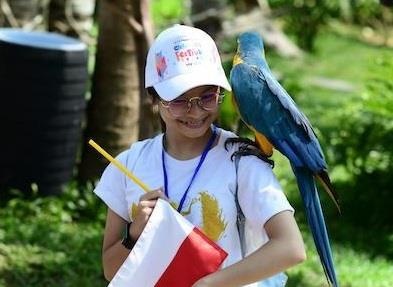 Doan thieu nhi Indonesia hao hung tham quan vuon thu tren song hinh anh