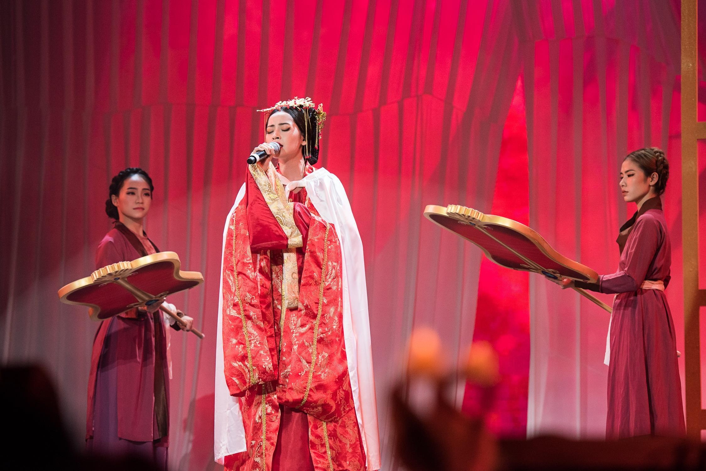 Chi Pu dua ca cung dien len san khau dem nhac hoi tu dan sao Han hinh anh